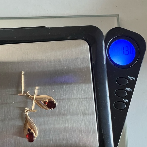 Adorable 14 karat yellow gold garnet pierced earrings - Picture 7 of 7